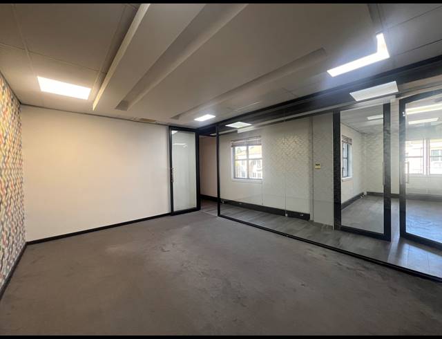 90M² OFFICE TO LET IN HYDE PARK